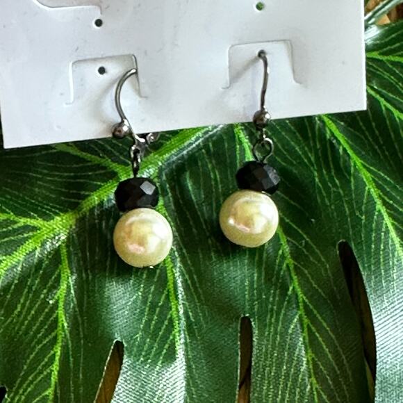 BOGO FREE PEARL DROP EARRINGS VTG - Picture 1 of 5